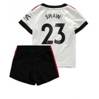 Fotbalové Dres Manchester United Luke Shaw #23 Dětské Venkovní 2022-23 Krátký Rukáv (+ trenýrky)